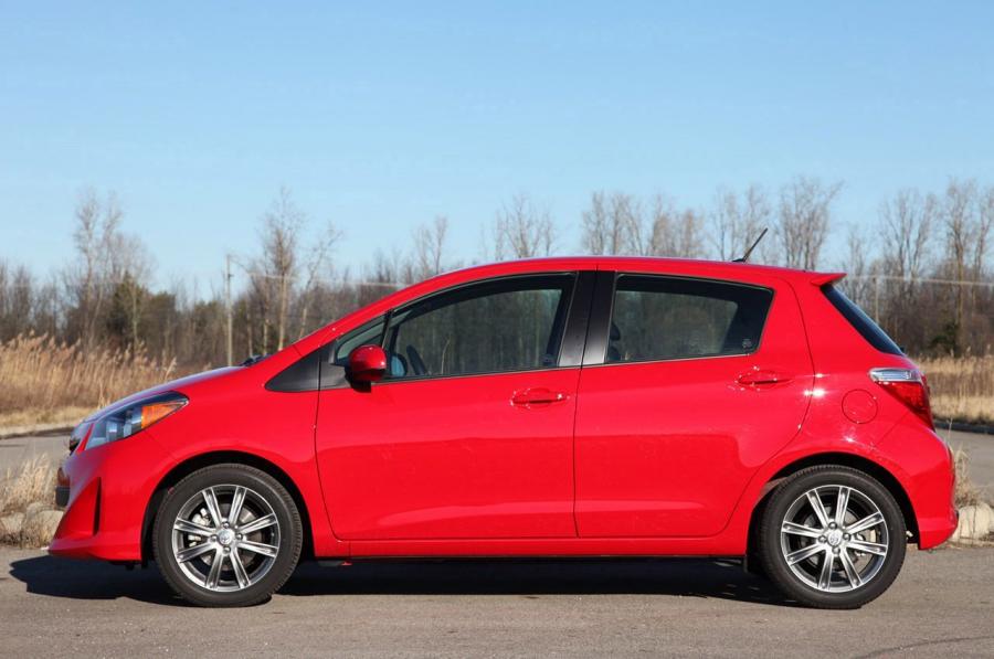  Toyota Yaris SE 2012 года  (фото 7 из 33)